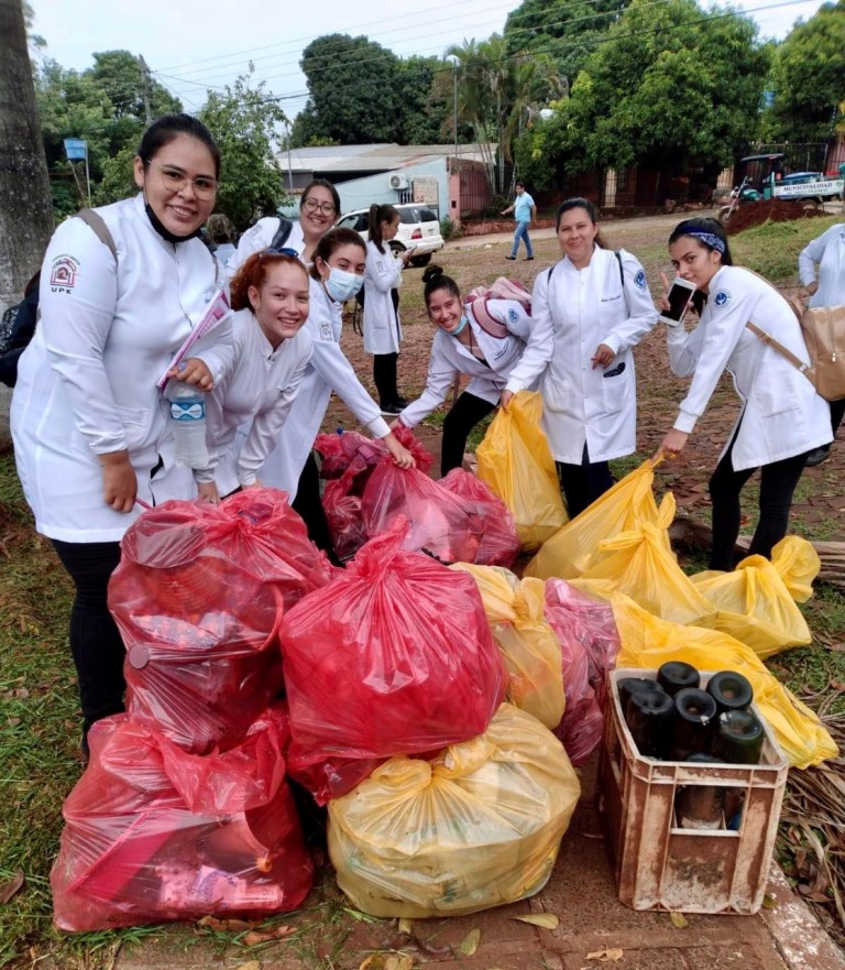 Facultad de Ciencias de la Salud  alumnos de Enfermería UPE realizan minga ambiental